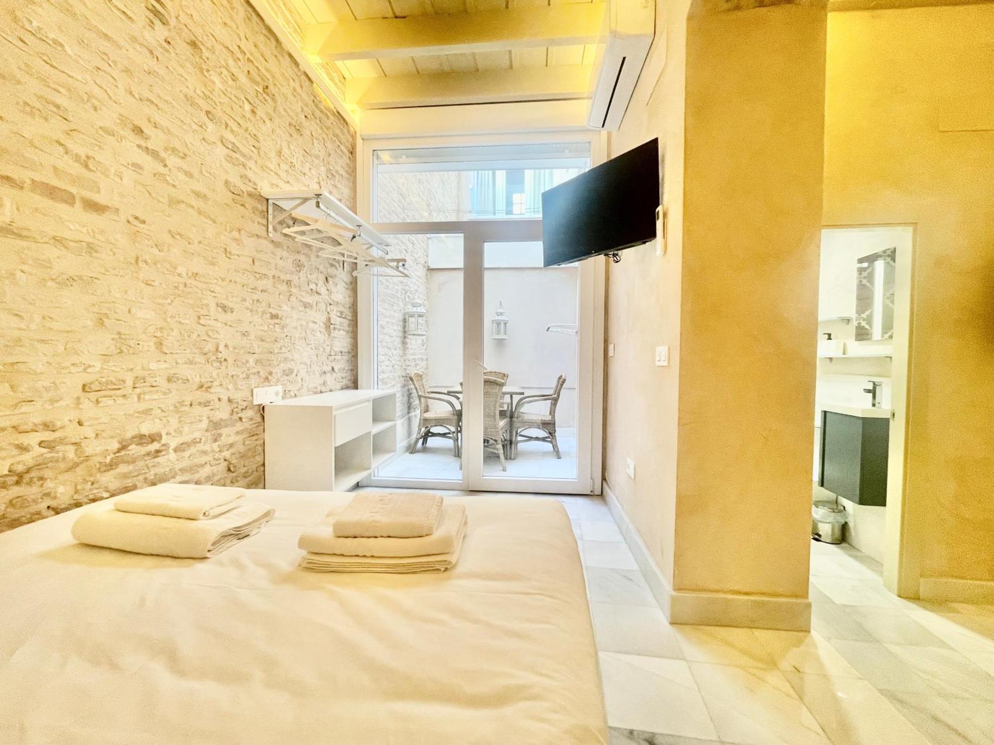 Click Triana - Patio Privado Lejlighed Sevilla Eksteriør billede